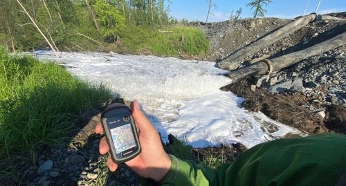 Вода из отстойного пруда вытекает в тундру на предприятии "Норникель". Стоп-кадр видео "Новая Газета"