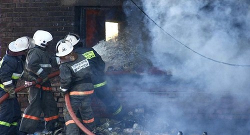 Пожарные тушат огонь. Фото: Владимир Аносов / Югополис