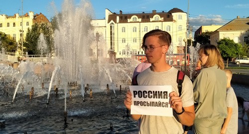 Сергей Петров держал плакат "Россия, просыпайся". Фото Алены Садовской для "Кавказского узла"