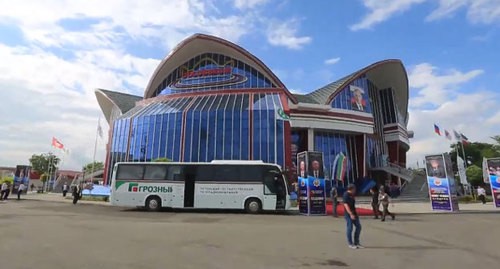 Грозненский спортхолл "Колизей", в котором запланированы бои. Кадр видео пресс-службы спортхолла "Колизей" https://www.youtube.com/watch?v=bPAlQRdvGM8