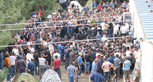 Граждане Узбекистана около палаточного лагеря на станции "Первомайская". Фото Вячеслава Прудникова для "Кавказского узла".