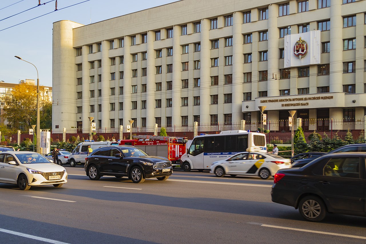 Автомобили экстренных служб и полиция возле нижегородского главка, рядом с местом гибели Славиной. Фото: Алексей Трефилов, ru.wikipedia.org/wiki/Славина,_Ирина_Вячеславовна#/media/Файл:Self-immolation_of_Irina_Slavina