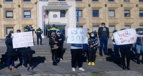 Участники акции с плакатами "130 лари на еду хватит? Нужно выжить! (130 лари - минимальная пенсия в Грузии). Экономика в кризисе. Люди голодают!". Фото Беслана Кмузова для "Кавказского узла"