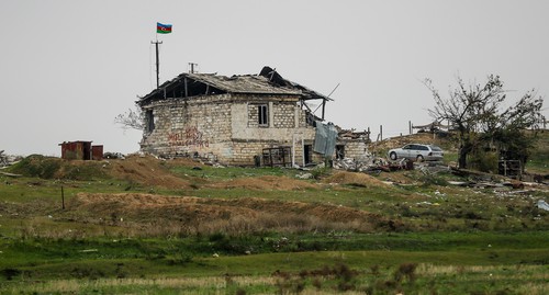 Азербайджанский флаг на одном из разрушенных зданий в Физули. Фото Азиза Каримова для "Кавказского узла"