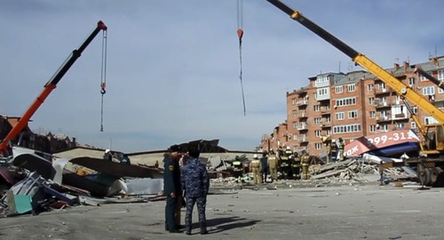 Спецтехника на месте взрыва во Владикавказе. Кадр видео "Кавказского узла"https://www.youtube.com/watch?v=MhIKSG7OZVs&feature=emb_logo