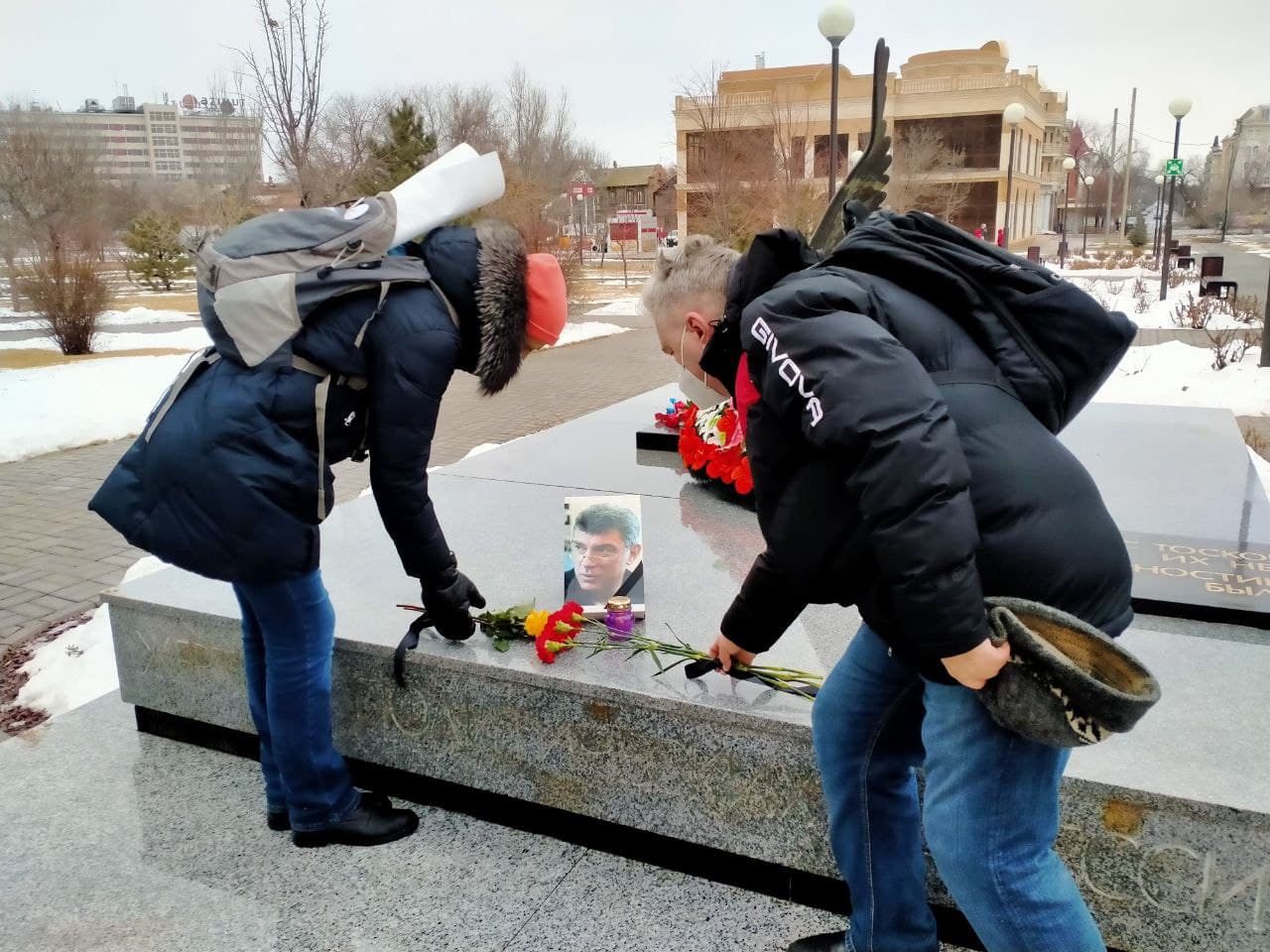 Возложение цветов в годовщину убийства Бориса Немцова. Астрахань, 27 февраля 2021 года. Фото Алены Садовской для "Кавказского узла"