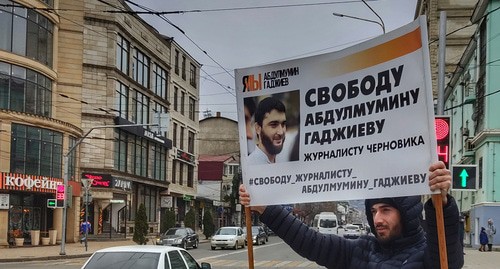 Житель Махачкалы Вагаб в одиночном пикете в поддержку Абдулмумина Гаджиева. Январь 2021 года. Фото Ильяса Капиева для "Кавказского узла"