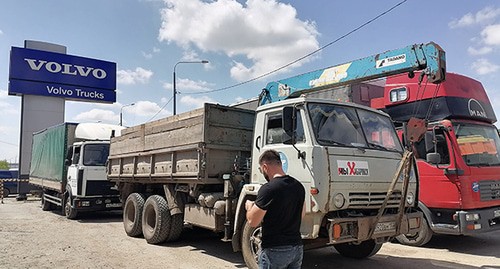 Сход грузоперевозчиков. 13 мая 2021 г. Фото Татьяны Филимоновой для "Кавказского узла"