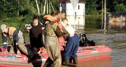 Спасатели помогают жителям затопленного поселка на Кубани. Фото: ГУ МЧС по Краснодарскому краю / instagram.com/mchs_krasnodar