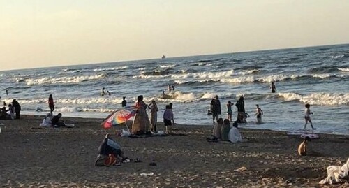 Пляж в Махачкале во время шторма на Каспийском море. Фото пресс-службы Главного управления МЧС России по Дагестану. https://www.instagram.com/p/CQWUORDn1mr/