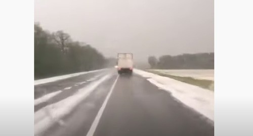 Град в Лабинском районе Краснодарского края вечером 4 августа. Кадр видео 
YugopolisTube https://www.youtube.com/watch?v=5rL1YazfJ0g