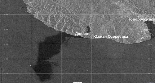 Нефтяной разлив в районе Новороссийска. Радиолокационное изображение получено 8 августа 2021 в 18:20 часов местного времени с помощью спутника Sentinel-1. Фото 
ИНСТИТУТ КОСМИЧЕСКИХ ИССЛЕДОВАНИЙ
РОССИЙСКОЙ АКАДЕМИИ НАУК https://iki.cosmos.ru/news/neftyanoy-razliv-v-rayone-novorossiyska