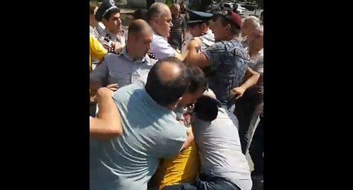 Акция протеста против строительства многоэтажки в Ереване. Скриншот видео https://yerevan.today/all/society/88236/larvats-iravichak-ev-qashqshouk-ostikanneri-ev-bnakichneri-midjev-erevanoum
