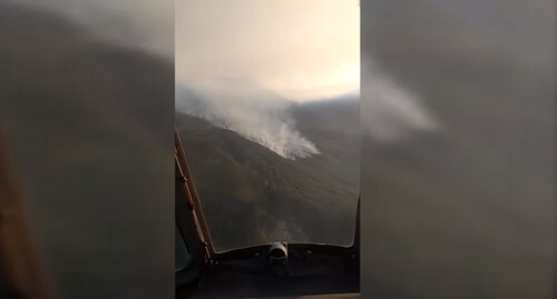 Лесной пожар в горах Азербайджана. Стоп-кадр из видео на странице МЧС Азербайджана в Youtube. https://www.youtube.com/watch?v=ogNoA6gdc0U