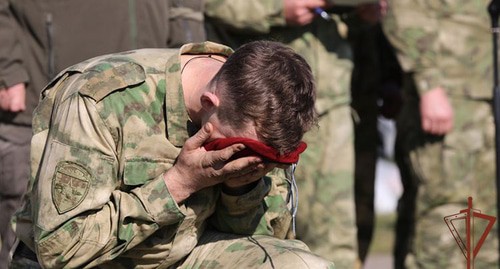 Вручение крапового берета среди военнослужащих подразделений специального назначения Росгвардии. Фото пресс-службы Росгвардии https://rosguard.gov.ru/news/article/pravo-nosheniya-krapovogo-bereta-zasluzhili-14-specnazovcev-rosgvardii