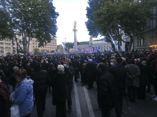 Митингующие возле метро на площади Свободы. Фото Беслана Кмузова для "Кавказского узла".