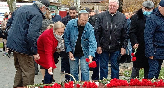 Возложение цветов к памятному знаку. Волгоград, 9 ноября 2021 г. Фото Вячеслава Ященко для "Кавказского узла"