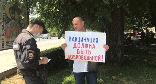 Михаил Модин в одиночном пикете. Волгоград, 15 июля 2021 года. Фото Татьяны Филимоновой для "Кавказского узла"