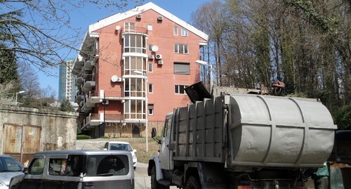 Постройки  в водоохранной зоне национального парка "Дендрарий". Фото Светланы Кравченко для "Кавказского узла".