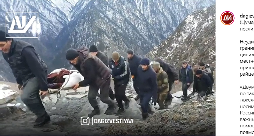 Жители высокогорного села Хушет в Дагестане на носилках несут беременную сельчанку в больницу, расположенную в соседнем населенном пункте. Скриншот сообщения https://www.instagram.com/p/CY10fYopXya/