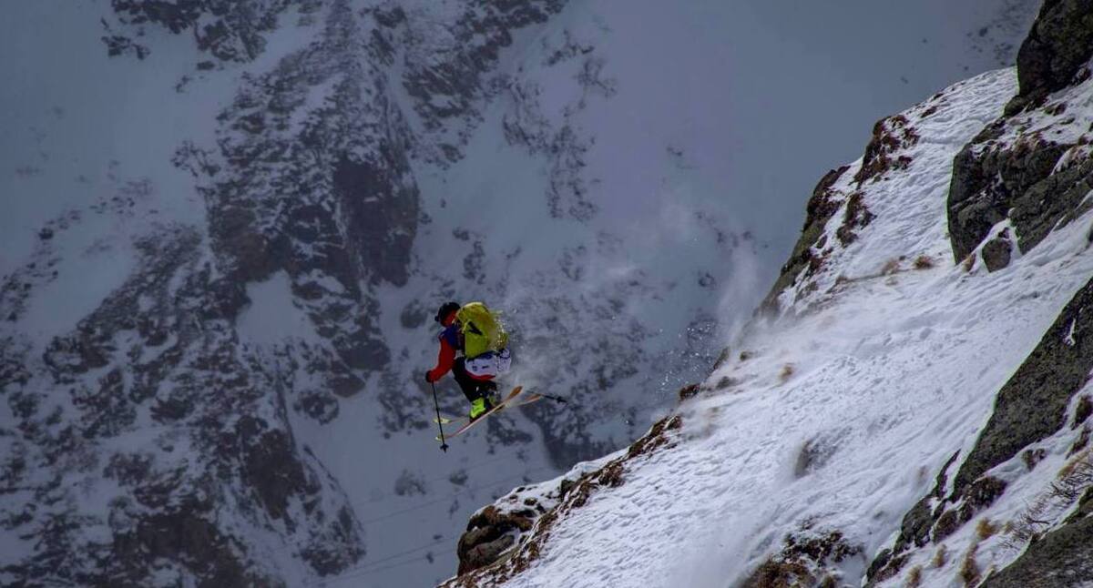 Участник соревнований Elbrus Alpindustria Freeride Week 2* на курорте «Эльбрус», 16 марта 2022 года. Фото: пресс-служба курорта «Эльбрус», https://t.me/elbrusresort/21