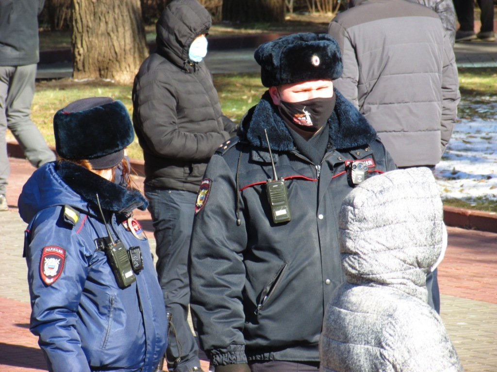 Сотрудники полиции на месте пацифистской акции в Волгограде. 6 марта 2022 года. Фото Вячеслава Ященко для "Кавказского узла".