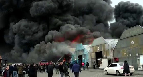 Пожар на рынке "Владикавказ". Скриншот видео https://ren.tv/news/v-rossii/971805-krupnyi-pozhar-okhvatil-rynok-vo-vladikavkaze