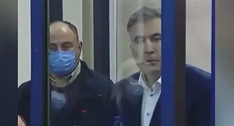 Михаил Саакашвили в зале суда. Кадр видео РЕН ТВ https://ren.tv/news/v-mire/909370-saakashvili-iz-zala-suda-prizval-storonnikov-prodolzhat-protesty