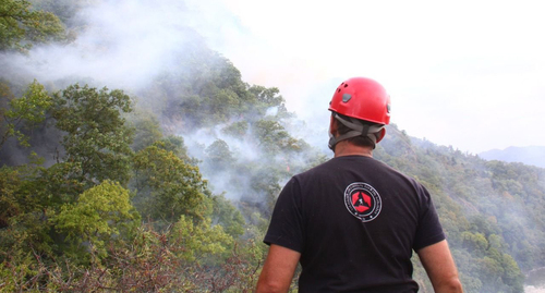 Спасатель на месте лесного пожара в Боржоми. Фото Emergency Management Service https://www.newsgeorgia.ge/chto-proishodit-v-borzhomi-gde-chetvertye-sutki-tushat-lesnoj-pozhar/