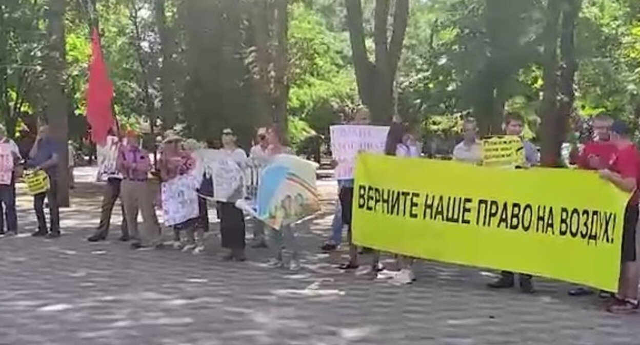 Пикет в Ростове-на-Дону против бездействия надзорных органов по ситуации с загрязнением воздуха, 14 августа 2022 года https://t.me/don_mash/2602