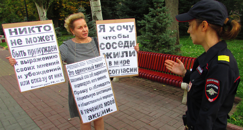 Волгоградская активистка Тамара Гродникова  на одиночном пикете. Фото Вячеслава Ященко для "Кавказского узла"