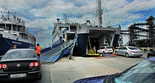 Погрузка автомобилей на паром в порту «Кавказ». Фото: Aleksander Kaasik https://ru.wikipedia.org