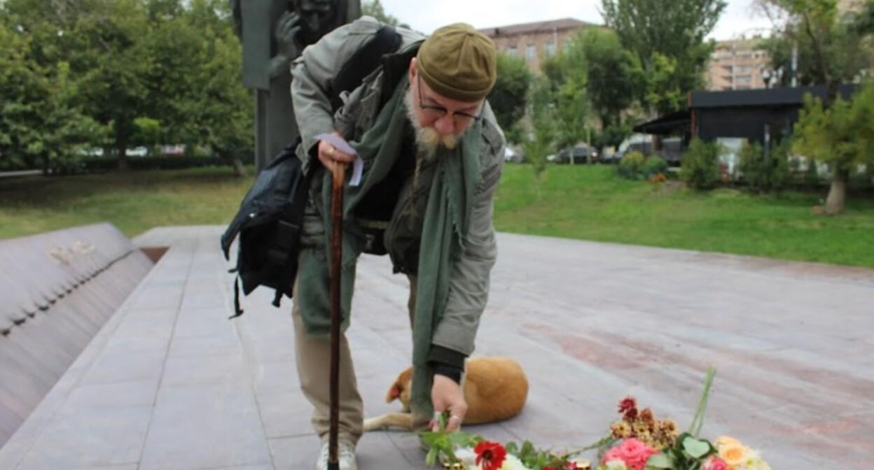 Участник акции "Возвращение имен" возложением цветов чтит память жертв сталинских репрессий. Ереван, 22 октября 2022 года. Фото Тиграна Петросяна для "Кавказского узла".