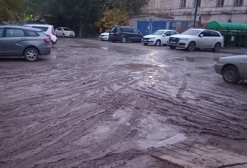 Площадка без асфальтового покрытия в Астрахани. Скриншот публикации на странице https://vk.com/wall-132030591_1087445