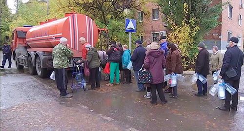 Очередь за водой в Каменске-Шахтинском. Скриншот видео https://tvzvezda.ru/news/202210272155-dcjaR.html