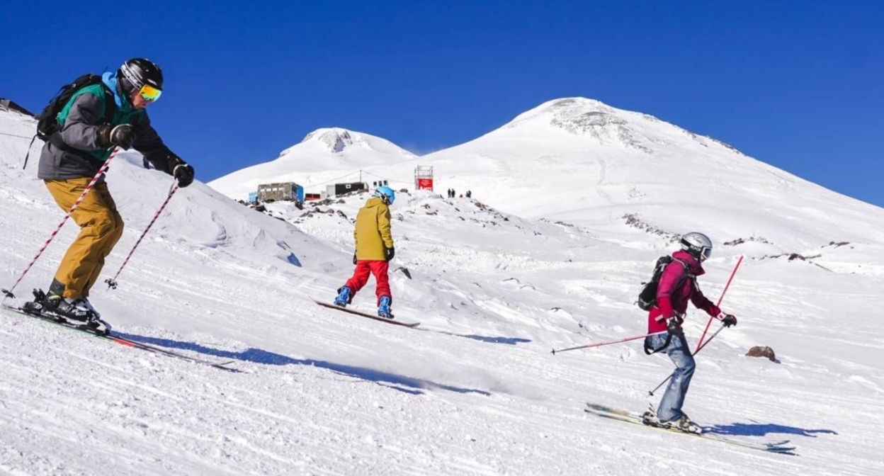 Лыжники на "Эльбрусе". Фото: пресс-служба курорта "Эльбрус" https://resort-elbrus.ru/gornolyzhnyj-sezon-na-elbruse-otkroetsya-19-noyabrya/