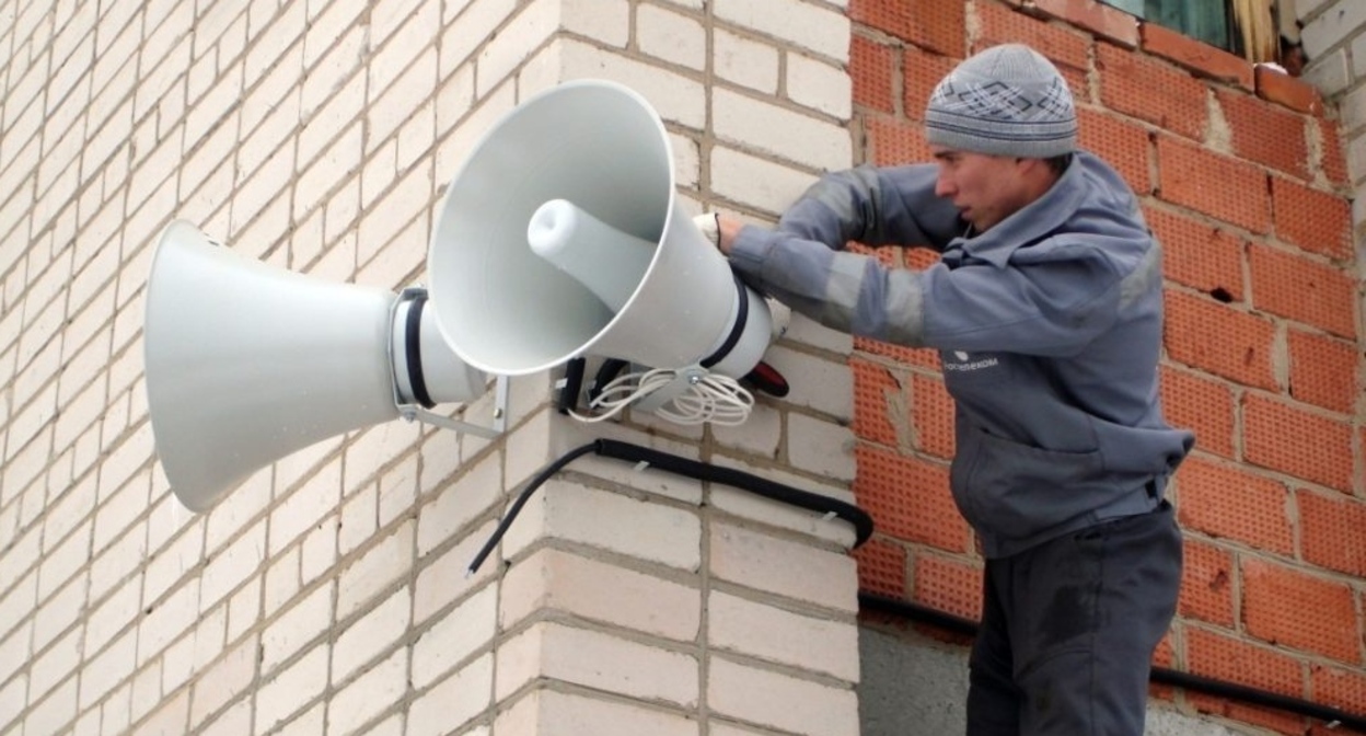 Монтаж сирен. Фото: "Шелеховский вестник" https://shel-vestnik.ru/20-iyulya-v-shelehovskom-rajone-projdyot-proverka-siren/