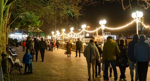 Люди в Геленджике. Фото: пресс-служба администрации города https://gelendzhik.org/city/photogallery/1809/61920/