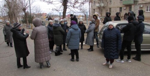 Сход жильцов дома, оставшегося без отопления. Фото Вячеслава Ященко для "Кавказского узла".