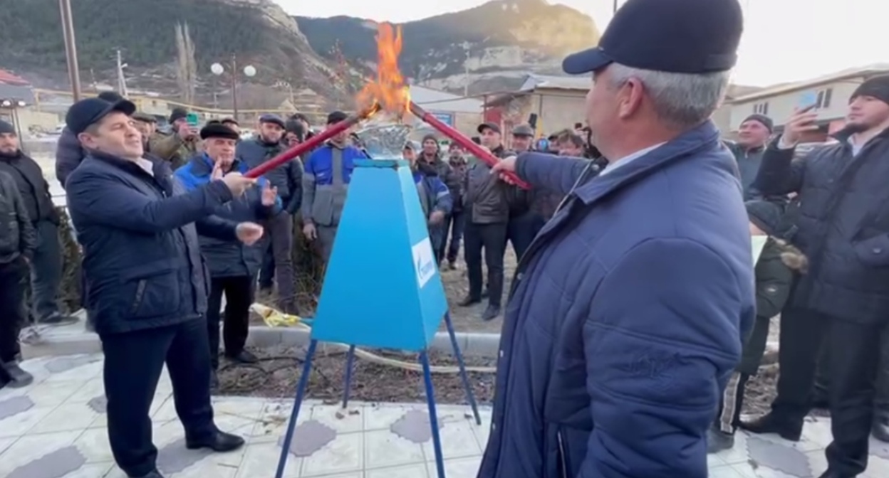 Церемония зажжения газового факела в селе Маали. Кадр видео пресс-службы администрации Гергебильского района https://t.me/amogergebil/1961