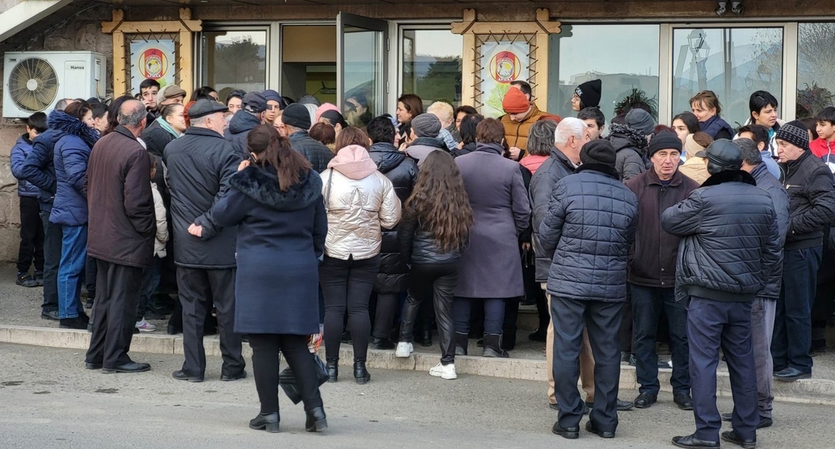 Очередь за яйцами в Степанакерте. 13 января 2023 года. Фото Алвард Григорян для "Кавказского узла".