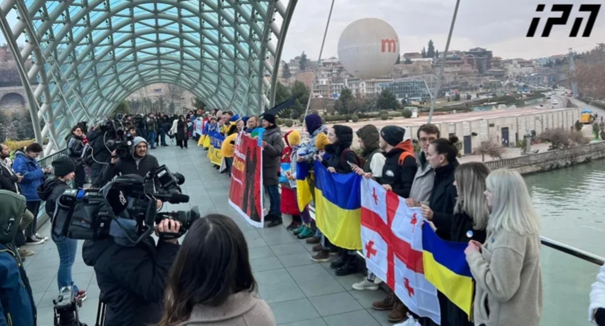 Акция солидарности с украинским народом. Тбилиси, 22 января 2023 года. Фото: "ИнтерпрессНьюс" https://www.interpressnews.ge/ka/article/741953-tbilisshi-ukrainis-ertobis-dgestan-dakavshirebit-solidarobis-akcia-gaimarta-mokalakeebma-mshvidobis-xidze-cocxali-jachvi-shekres