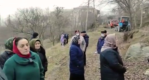 Жители Махачкалы во время схода против вырубки парка. Стоп-кадр из видео на странице https://www.instagram.com/p/CoAE1B9oTfm/