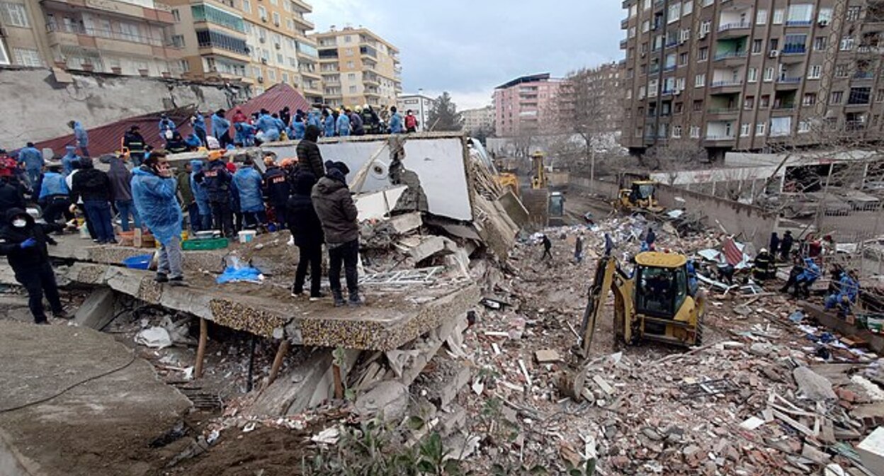 Последствия землетрясения в Турции. Фото: VOA. https://www.voaturkce.com/a/turkiyeyi-iki-butyuk-deprem-vurdu/6950482.html, Общественное достояние, https://commons.wikimedia.org/w/index.php?curid=128481788