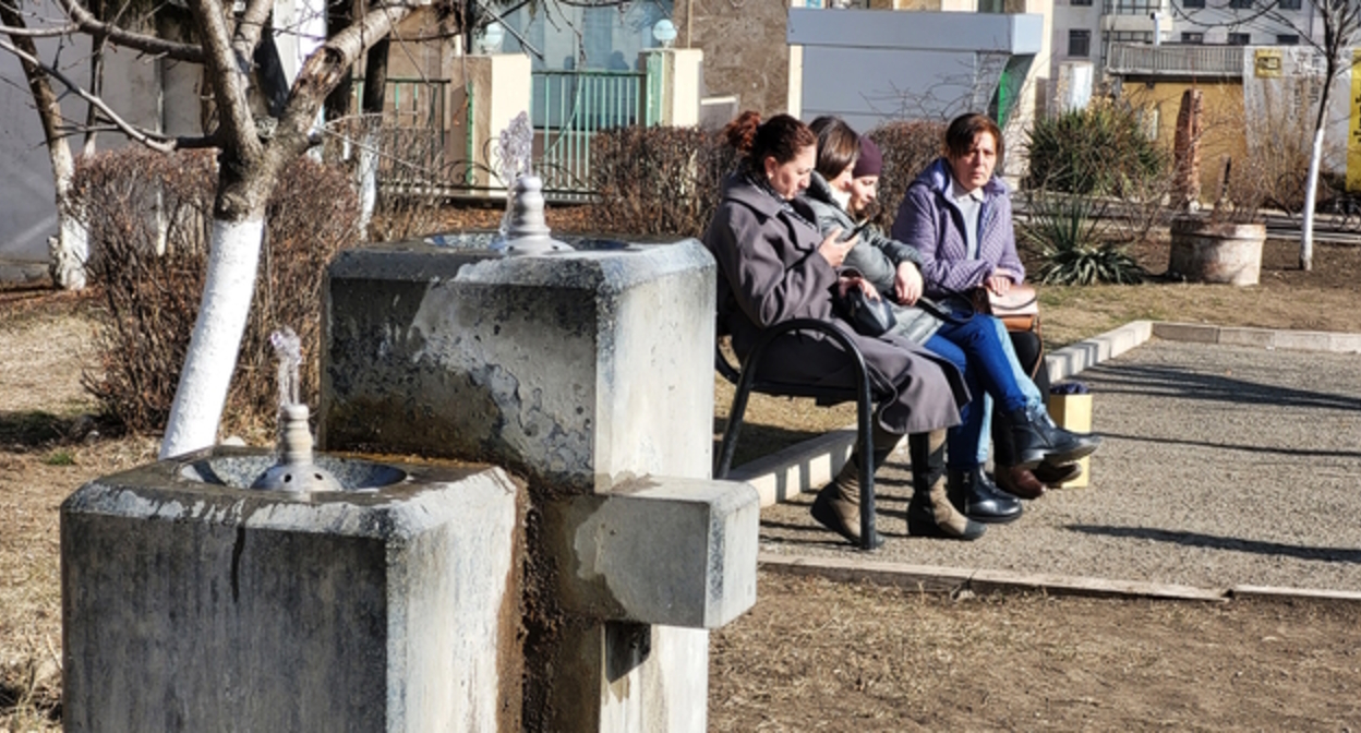 Женщины на улице в Степанакерте, фото: Алвард Григорян для "Кавказского узла"