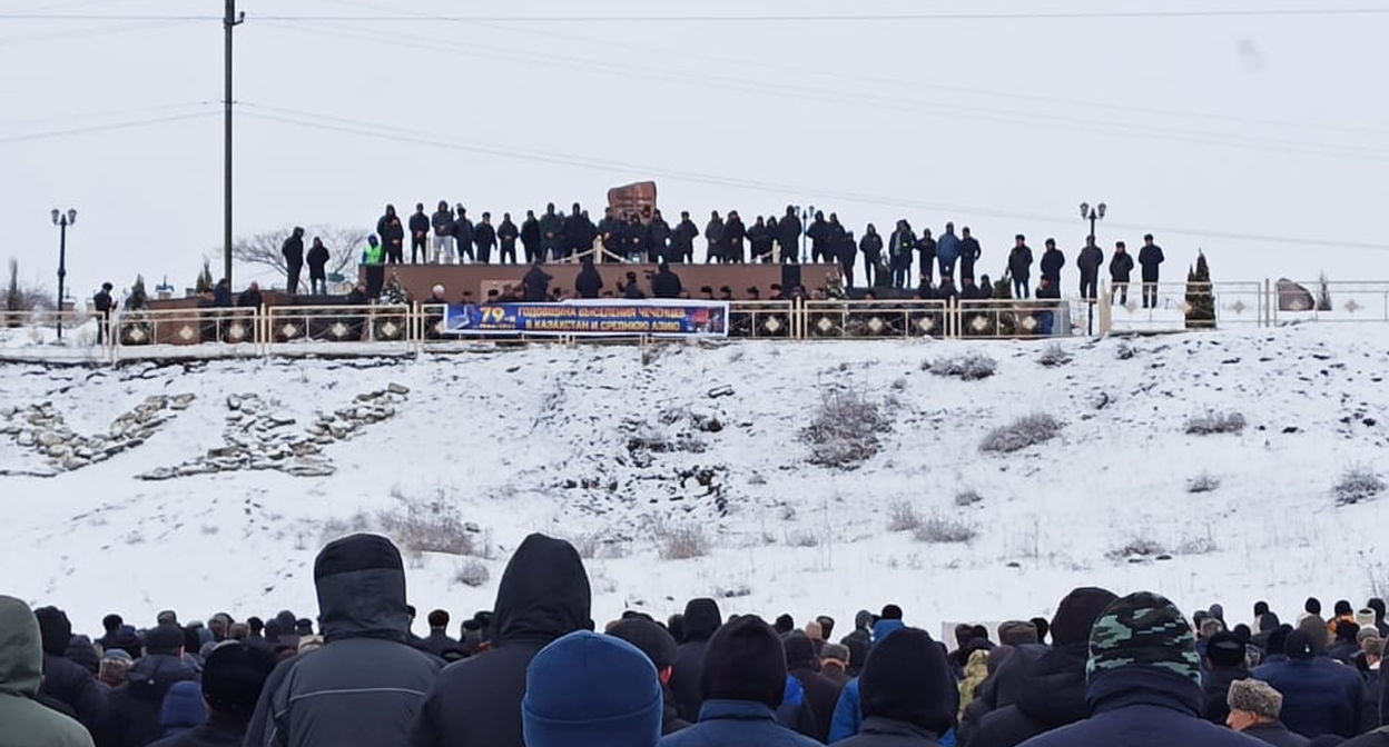 Участники траурного митинга в Новолакском районе Дагестана 23.02.23. Фото пресс-службы оргкомитета по проведению траурных мероприятий ко Дню памяти депортации чеченцев и ингушей.
