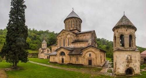 Гелатский монастырский комплекс. Фото: Ihor Burliai https://ru.wikipedia.org/wiki/Гелатский_монастырь#/media/Файл:Gelati_Monastery_1.jpg