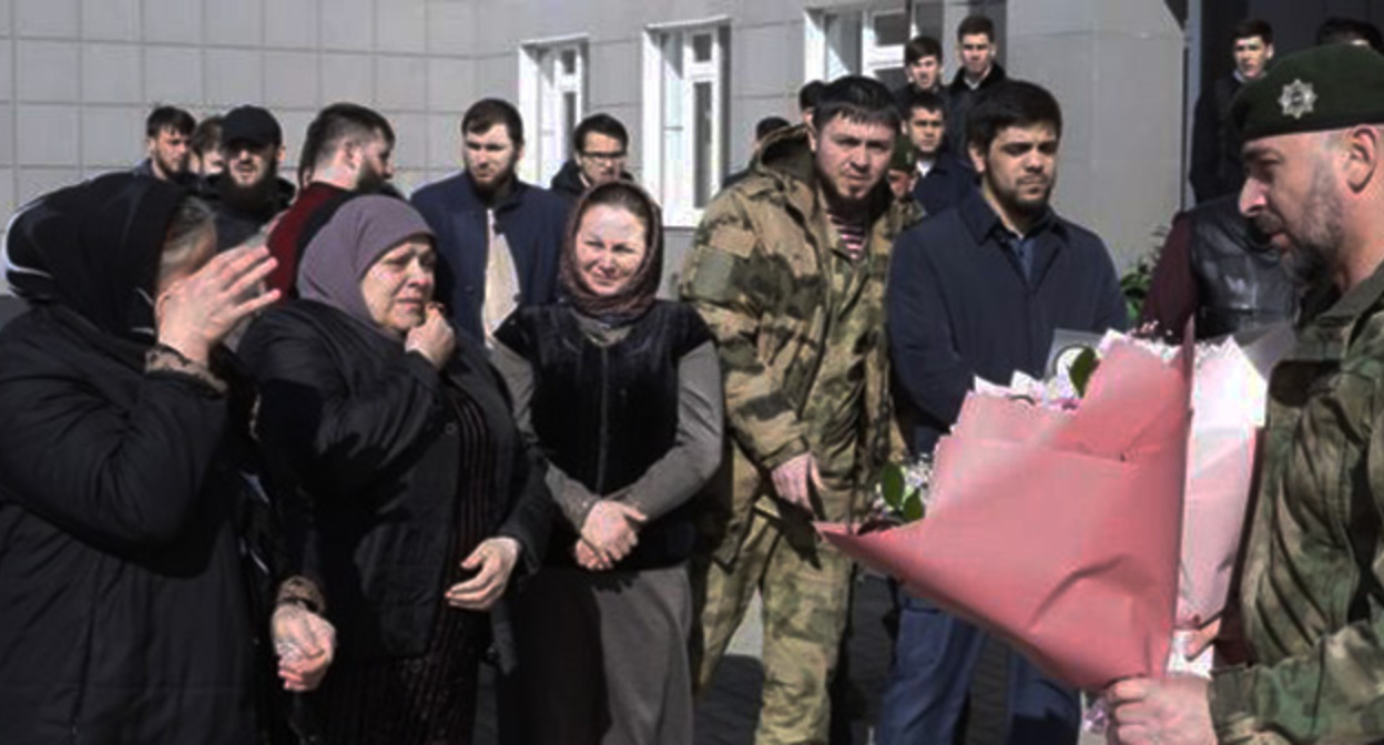 Родственники погибших во время церемонии открытия мемориальных досок в селе Толстой-Юрт, станице Горячеисточненская Грозненского района, в селе Надтеречное Надтеречного района . Фото: https://rosguard.gov.ru/News/Article/memorialnye-doski-v-pamyat-o-pogibshix-sotrudnikax-rosgvardii-ustanovili-v-dvux-rajonax-chechenskoj-respubliki