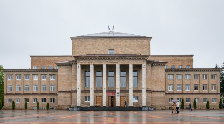 Администрация Карачаевска. Фото: пресс-служба администрации Карачаевского округа http://karachaevsk.info/news/6-noyabrya-na-centralnoj-ploshhadi-g-karachaevska-sostoitsya-den-goroda.html