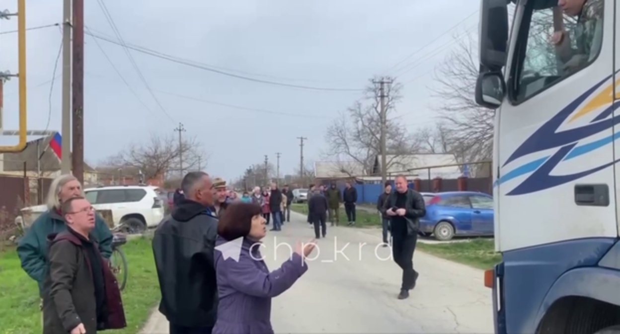 Жители Полтавской перекрыли дорогу через станицу. Стоп-кадр видео https://t.me/stplt/899